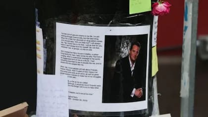 Los fans del actor depositaron cientos de flores y cartas enfrente del edificio en Nueva York en el que supuestamente vivían en la serie