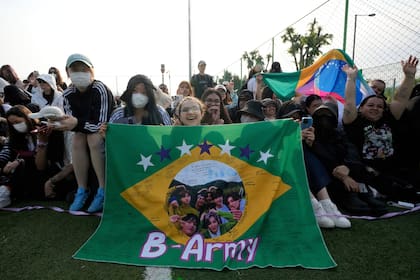 Los fans que se congregaron en Chuncheon para ver a sus ídolos tras ser dados de baja del servicio militar obligatorio