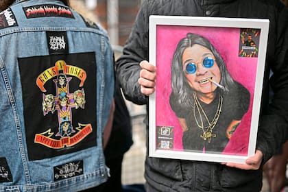 Los fans salieron a las calles con las imágenes de Ozzy que atesoraban en sus casas