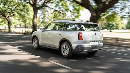 Los faros cuentan con tecnología LED