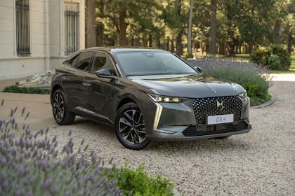 Los faros muy estilizados ofrecen el sistema DS MATRIX LED VISION que combina luces matriciales y direccionales. Se acompañan con luces diurnas compuestas por dos filas de LED a cada lado.