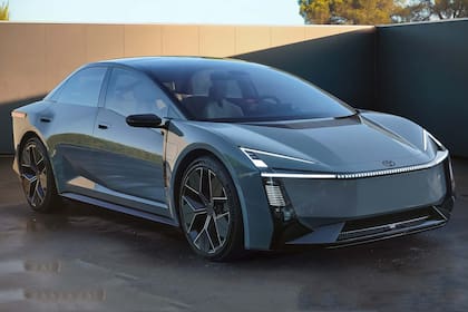 Los faros se afinaron y adoptaron la forma de “V” invertida