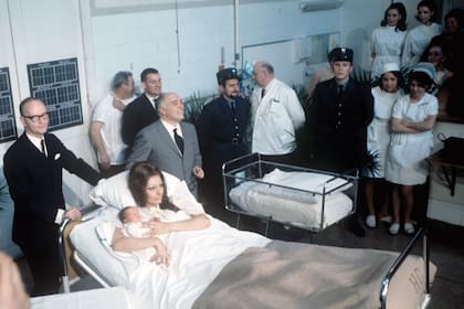 Los felices padres, Sophia Loren y Carlo Ponti, presentan orgullosos a Carlo Junior, que nació en Ginebra el 29 de diciembre de 1968.