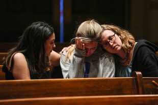 Los feligreses participan en una vigilia comunitaria en la Iglesia Metodista Unida de Belmont después del tiroteo en una escuela en Nashville, el lunes 27 de marzo de 2023, en Nashville, Tennessee.