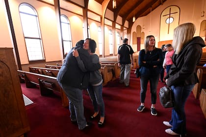 Los feligreses se reúnen en una iglesia metodista para una vigilia en Franklin, Tennessee, el lunes 27 de marzo de 2023. Varios niños murieron en un tiroteo en la escuela Covenant en las cercanías de Nashville.