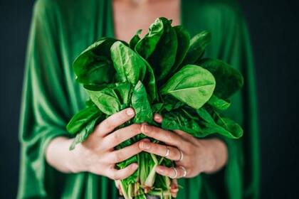 Los fenólicos se conservan mejor en la espinaca si esta se cocina al vapor o al microondas