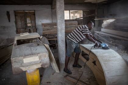 Los féretros son construidos de acuerdo a los gustos del fallecido (Foto X @sallyhayd)