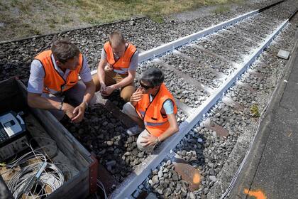 Los ferrocarriles federales suizos realizan mediciones de temperatura en rieles pintados de blanco para evitar la expansión y deformación de los rieles bajo el efecto del calor