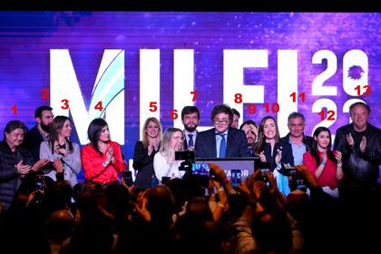 Los festejos de La Libertad Avanza en las elecciones de 2023. Lilia Lemoine y Victoria Villarruel, entre otros, en el escenario junto a Javier Milei