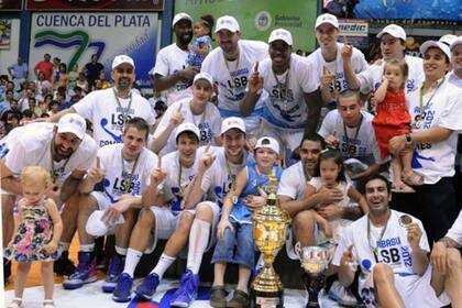 Los festejos de la Regatas tras la victoria