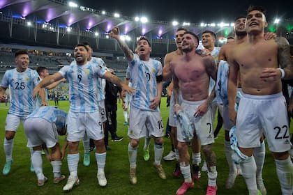 Los festejos de la selección argentina luego de ganarle la final de la Copa América a Brasil en el Maracaná, en el punto más alto del año: De Paul, la figura de aquella noche, salta ya sin camiseta