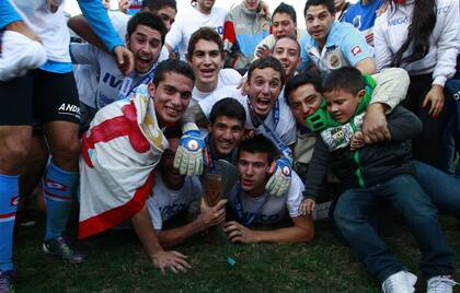 Los festejos del plantel y de todo un barrio, que ayer amaneci todava conmovido y orgulloso por la conquista de Arsenal
