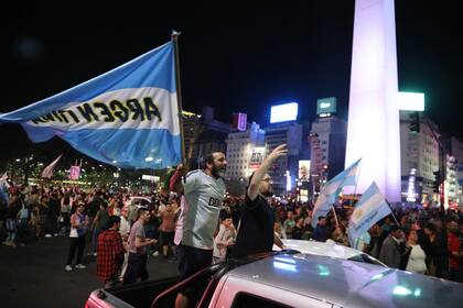 Los festejos en el Obelisco continuaron durante la madrugada del lunes