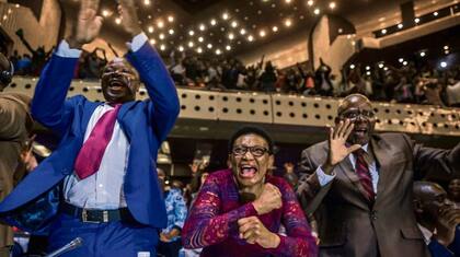 Los festejos en el Parlamento, ayer, tras conocerse la renuncia de Mugabe