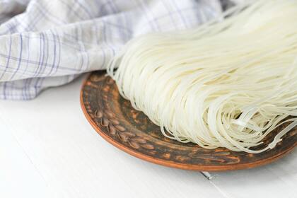 Los fideos de arroz aportan el toque oriental a la sopa ramen