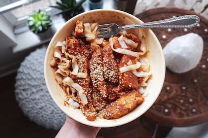 Los fideos de tofu se hacen como un plato de espagueti con pollo asado y semillas de cáñamo para una nutrición extra