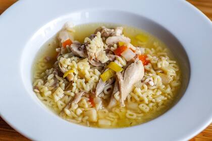 Los fideos y la proteína son ingredientes que aportan consistencia a la sopa