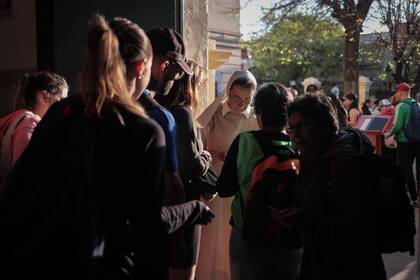 Los fieles comienzan a juntarse en Liniers