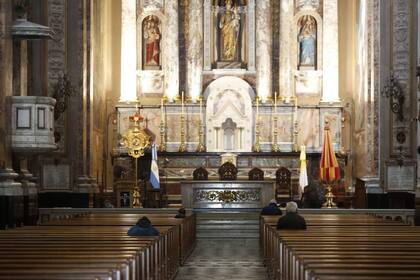 Los fieles rezan en la iglesia San José de Flores en la ciudad de Buenos Aires, Argentina