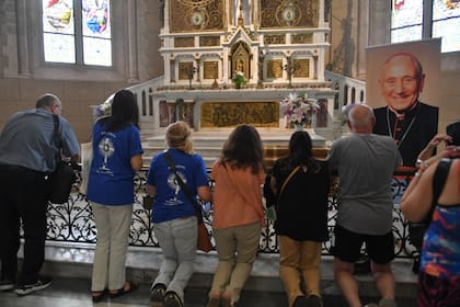 Los fieles rezaron ante el cofre que guarda los restos del cardenal Pironio en Luján