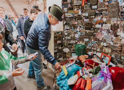 Los fieles se acercan hasta el santuario ubicado en San Juan para dejar sus ofrendas