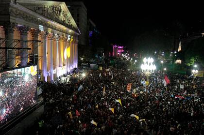 Los fieles se concentraron en las inmediaciones de la catedral metropolitana, a la espera de la asunción de Francisco como Papa disfrutaron de un show musical