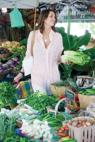 Los fines de semana, Deborah recorre el mercado de Pinecrest en busca de productos orgánicos para su restaurante ubicado en el barrio de Little River. 