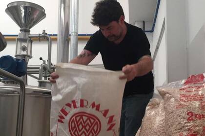 Los fines de semana del año, los tres amigos se dedican a fabricar cervezas en el barrio de Pompeya
