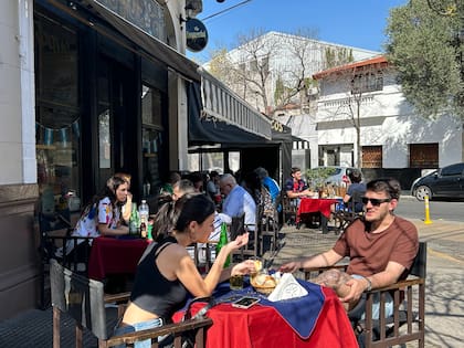 Los fines de semana el bodegón se llena y las mesas de afuera son las que más cotizan