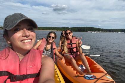 Los fines de semana son para pasear y viajar con sus nuevas amigas de España, Chile y Colombia