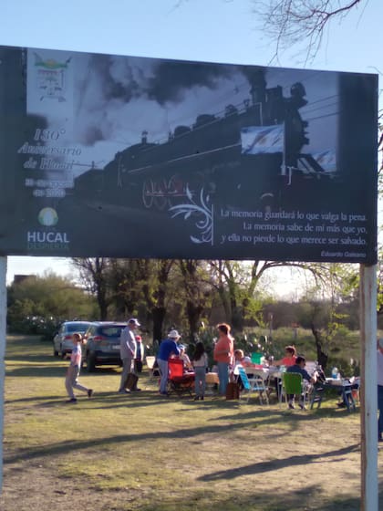 Los fines de semanas llegan muchos turistas a Hucal, atraídos por su historia y por diversas actividades que organiza "Hucal Despierta", como visitas guiadas y paseos en zorra ferroviaria. El 30 de agosto (día del Ferrocarril en Argentina) se celebra el aniversario de la creación del pueblo.