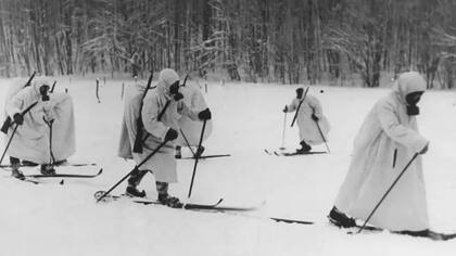 Los finlandeses también usaron ropa más apropiada, camuflándose contra la nieve siempre presente con capas blancas acogedoras, en lugar de uniformes caqui delgados