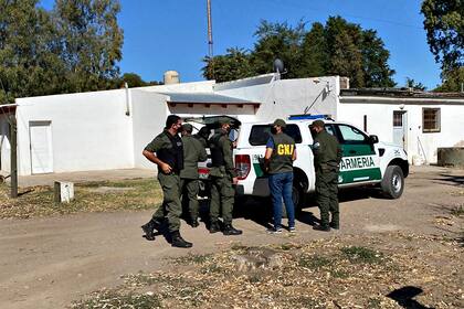 Los fiscales Azzolín y Heim participaron en febrero pasado del allanamiento realizado por la Gendarmería en el destacamento policial de Teniente Origone