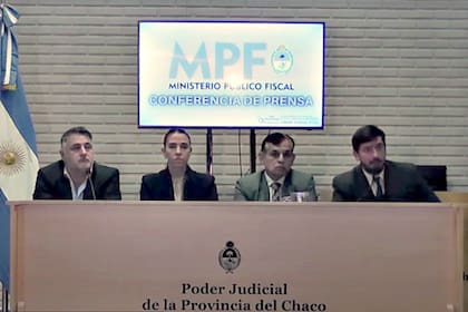 Los fiscales Jorge Gómez, Nelia Velázquez, Miguel Fonteina (procurador general de la provincia) y Jorge Cáceres Olivera, el jueves, cuando anunciaron la prisiones preventivas por el caso de Cecilia