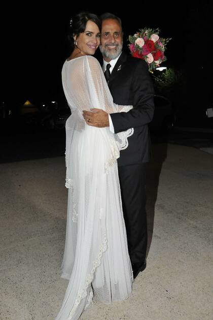 Los flamantes esposos posan ante las cámaras y ella revela la espalda del vestido