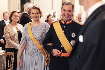 Los flamantes Grandes Duques en su ingreso al salón donde tuvo lugar el banquete de gala