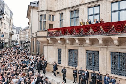 Los flamantes Grandes Duques, Guillermo y Stéphanie, sus hijos, Charles y François, y los padres de él, Enrique y María Teresa, reciben el cariño de la gente que esperó en las puertas de palacio para saludarlos