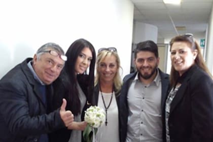 Los flamantes novios Diego Maradona y Nunzia Pennino junto a Cristiana Sinagra y los padres de Nunzia