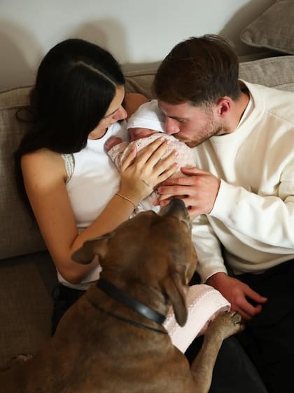 Los flamantes padres compartieron una foto con la perra que tienen
