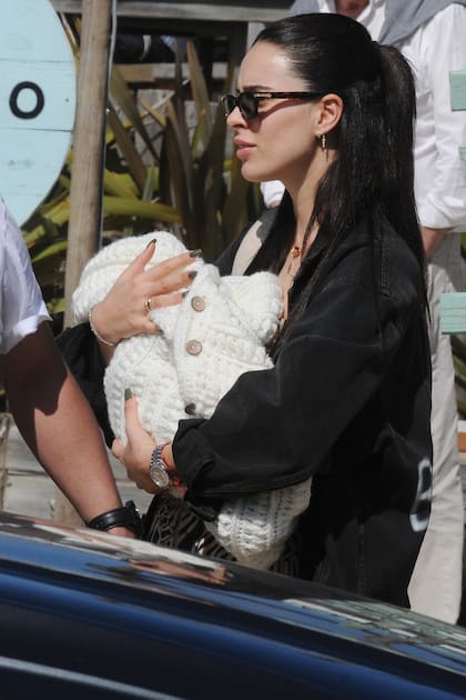 Los flamantes padres procuraron ocultar el rostro de su bebé con una manta, ya que por el momento prefieren no dar a conocer públicamente su cara.