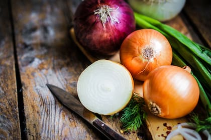 Los flavonoides presentes en las cebollas trabajan junto a la vitamina C para combatir las bacterias que atacan durante el invierno