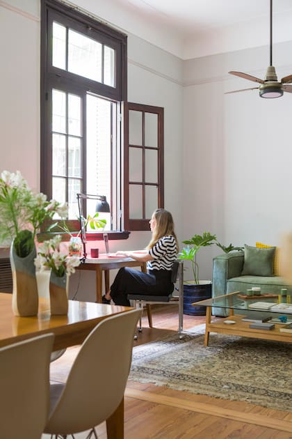 Los floreros en primer plano son de Curadoras, la marca de Eugenia, que disfruta de trabajar con vista al jardín interno.