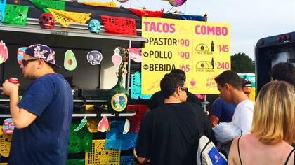 Los foods trucks están distribuidos en el predio