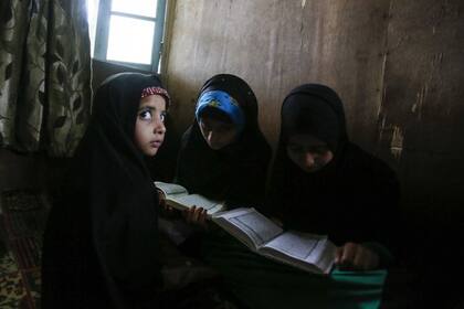 Los niños musulmanes de Cachemira asisten a clases de recitación del Sagrado Corán el primer día del mes de ayuno del Ramadán en Srinagar,