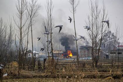 Las llamas y el humo se elevan desde un edificio residencial donde se sospecha que militantes se refugiaron durante un tiroteo en Pulwama, al sur de Srinagar