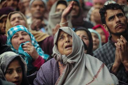 Los devotos musulmanes de Cachemira ofrecen oración fuera del santuario del santo sufí Sheikh Syed Abdul Qadir Jeelani en Srinagar
