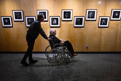 Los fotógrafos Claudio Larrea y Fredy Heer en un recorrido por la última muestra del creador santafesino