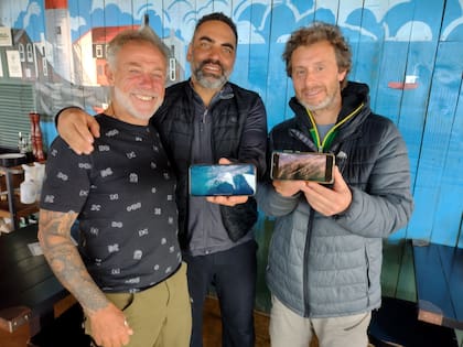 Los fotógrafos Claudio Nicolini (izq), Cristian Dimitrius y Mariano Rodríguez (der) muestran las primeras imágenes subacuáticas de la ballena sei que captadas para el documental de National Geographic