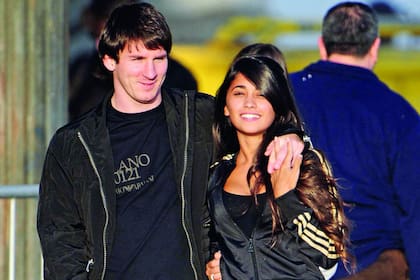 Los fotógrafos retrataron por primera vez a la pareja durante el carnaval de Sitges, en 2009. Leo nunca antes había sido fotografiado con una “candidata”