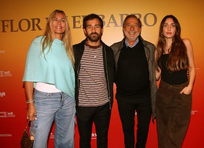 Los Francella en la avant premiere de Una flor en el barro: Nico rodeado por mamá María Inés, papá Guillermo y hermana Yoyi
